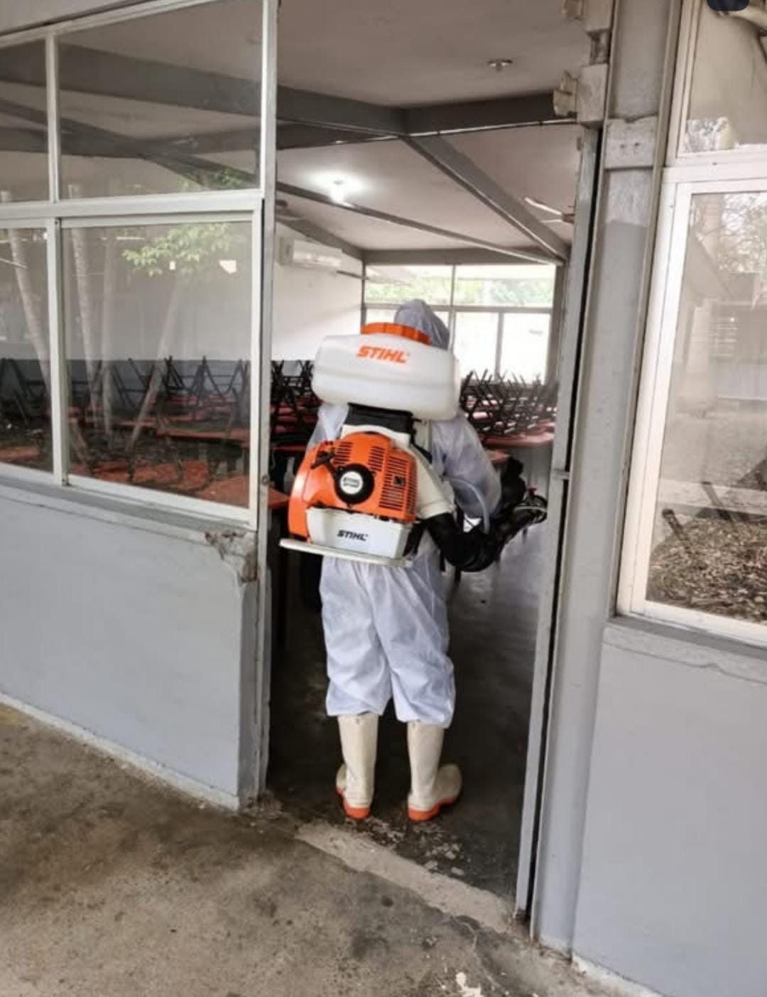 Personal descontaminando